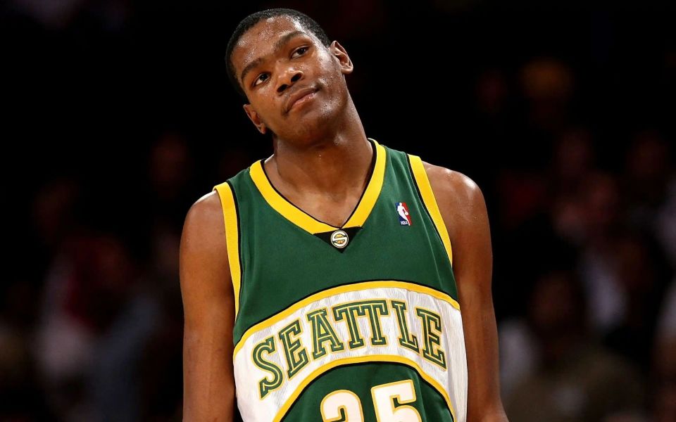 年加盟勇士, 超越詹姆斯